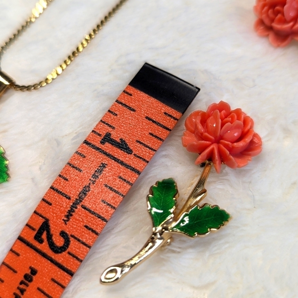 Vintage 70's Coral Resin & Enamel Floral Pendant, Brooche and Pierced Earrings - Picture 8 of 12